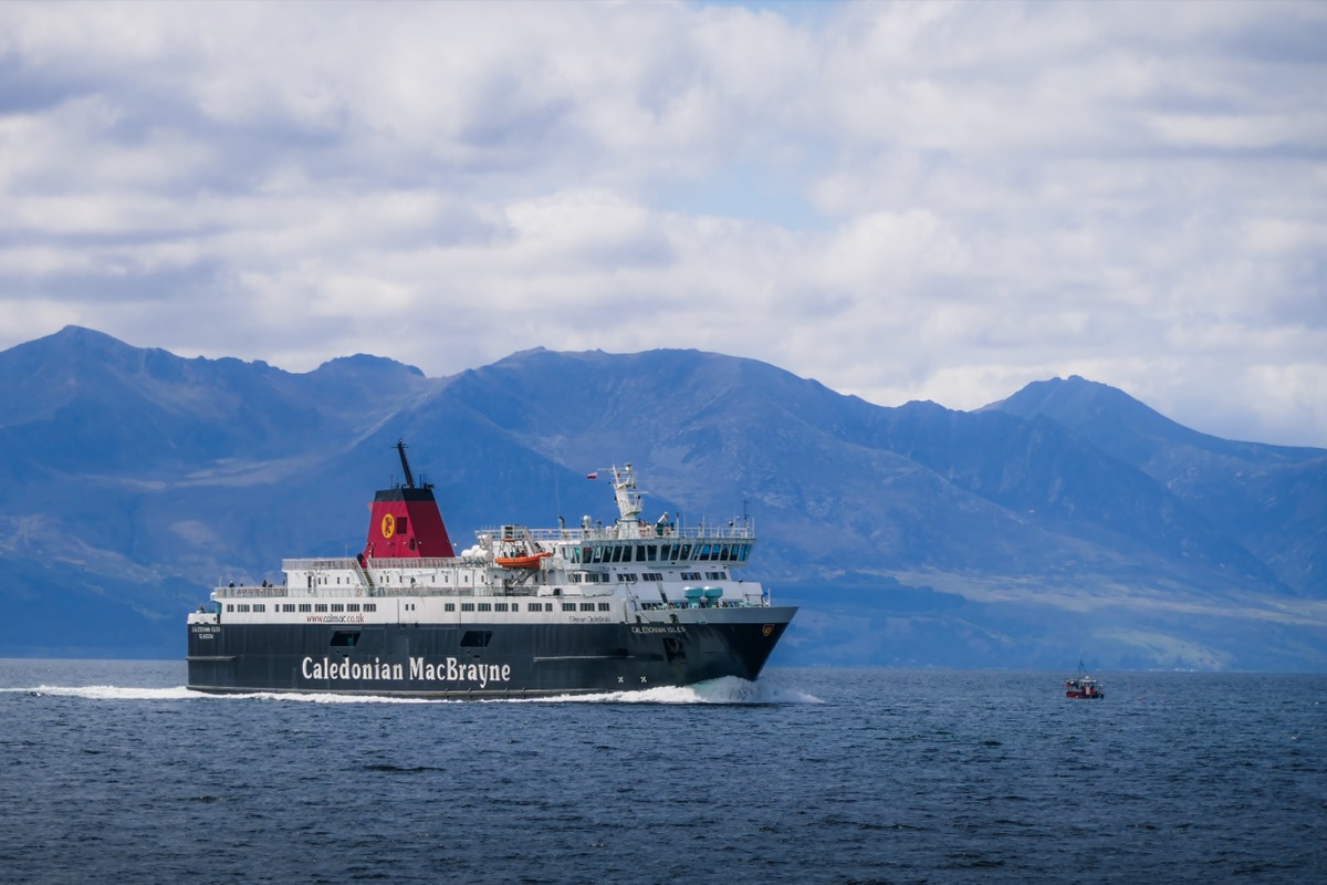 Die CalMac-Fähre Caledonian Isles auf dem Firth of Clyde zur Insel Arran