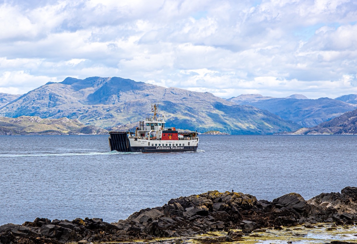 Eine Caledonian-MacBrayne-Fähre überquert den Sound of Sleat vor Schottlands Bergen